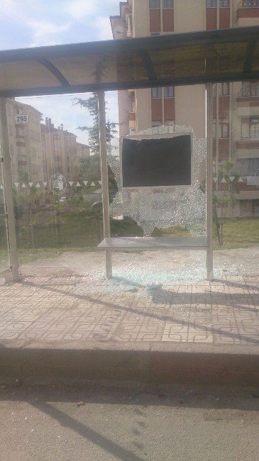 Çorum’da Belediye Otobüs Durakları Tahrip Edildi