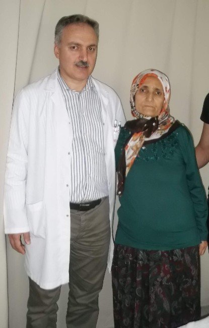 10 Yıldır Çektiği Kamburluktan Bir Ameliyatla Kurtuldu