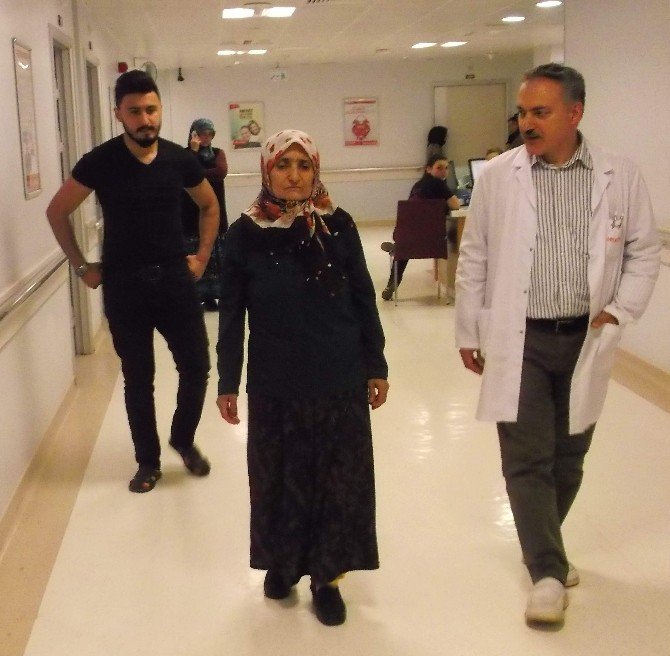 10 Yıldır Çektiği Kamburluktan Bir Ameliyatla Kurtuldu