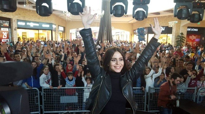 Simge Bolu’da Hayranlarıyla Buluştu