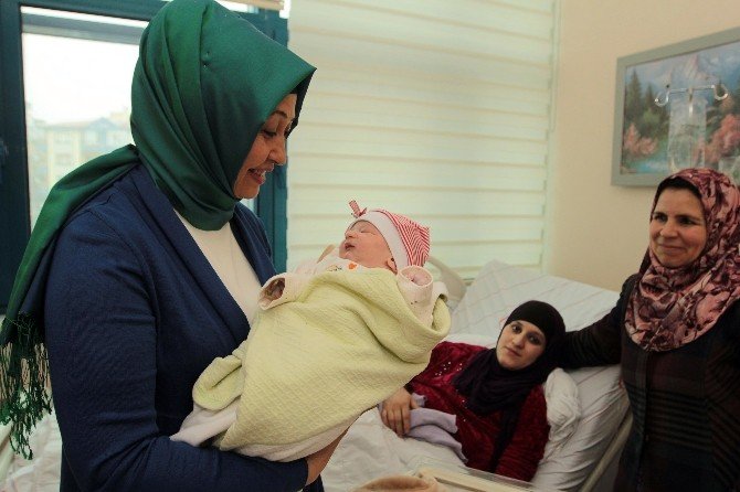 Kazan’ın ’Türkmen Gelini’ Doğum Yaptı