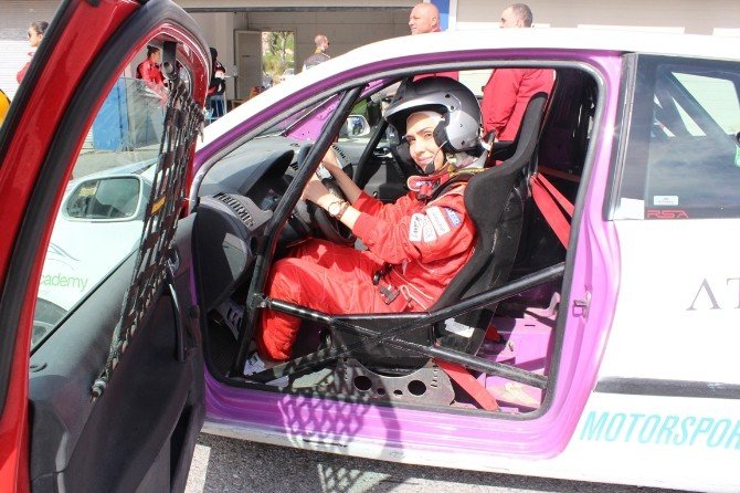 Kadınlardan Araba Yarışı