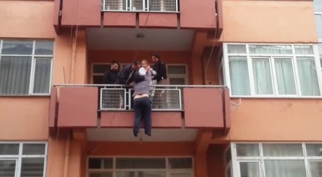 İntihar Etmek İsteyen Kadını Son Anda Yakınları Kurtardı
