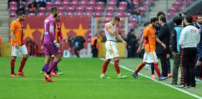 Galatasaray Kurtarıcısını Arıyor