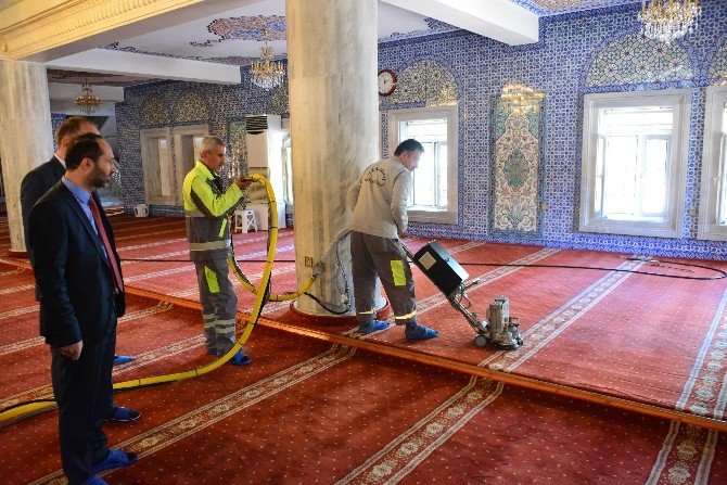 Ünye’de Camiler Gül Suyu İle Yıkanıyor
