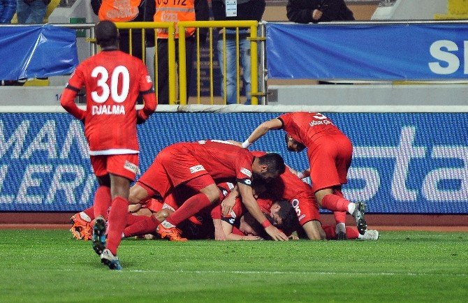 İbrahim Üzülmez’li ’Gençler’den Müthiş Performans