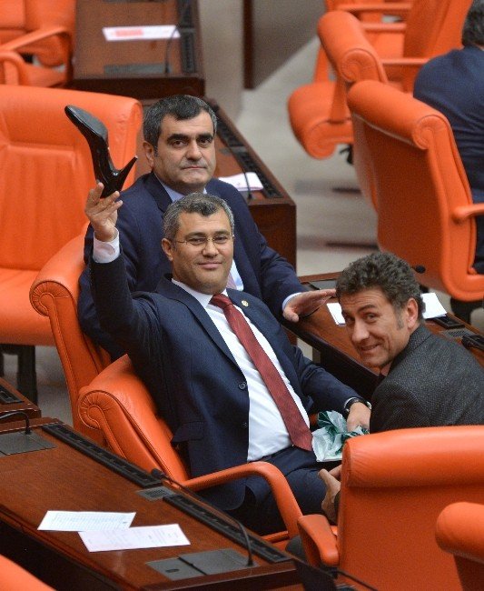 Chp’li Vekil Kürsüye Kadın Ayakkabısı Bıraktı