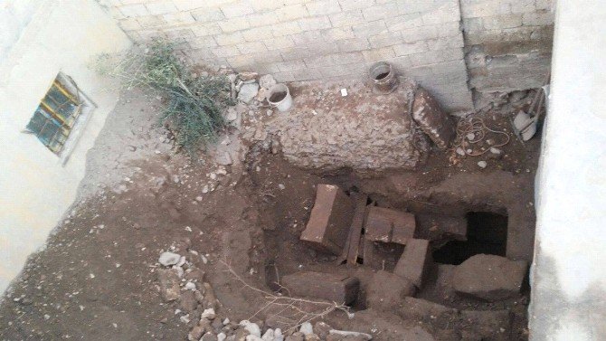 Evin Bahçesinde İslami Dönemin En Eski Mezarlarından Biri Bulundu