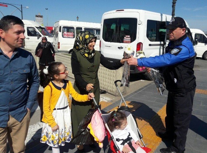 Polislerden Kadınlara Çiçek