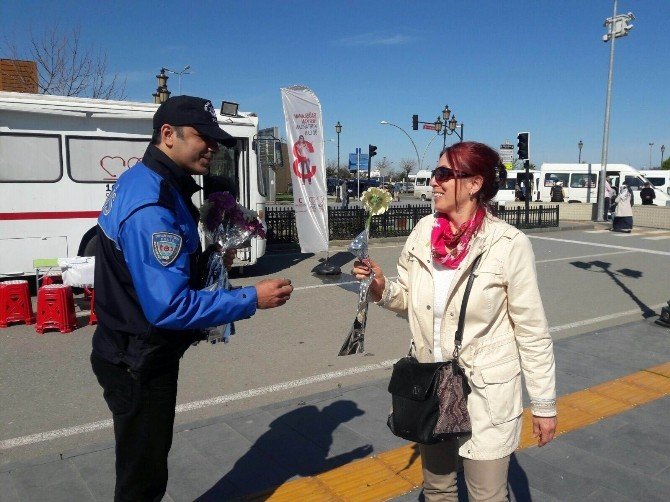Polislerden Kadınlara Çiçek