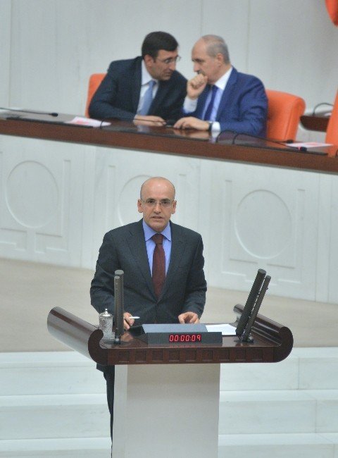 Başbakan Yardımcısı Şimşek Kürsüde, Eşi Dinleyici Locasında
