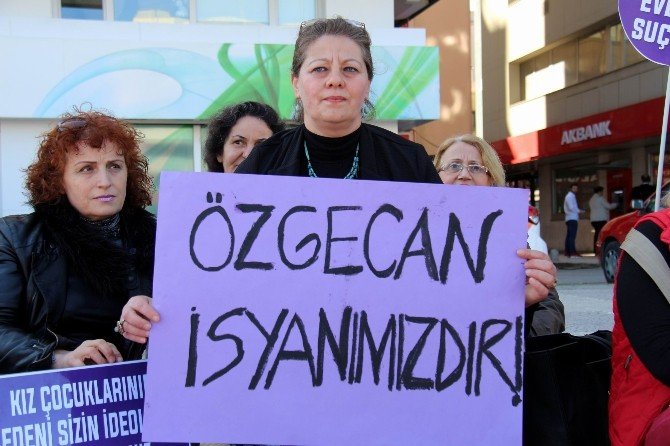 Chp’li Kadınlardan “Özgecan Yasası” İçin Oturma Eylemi