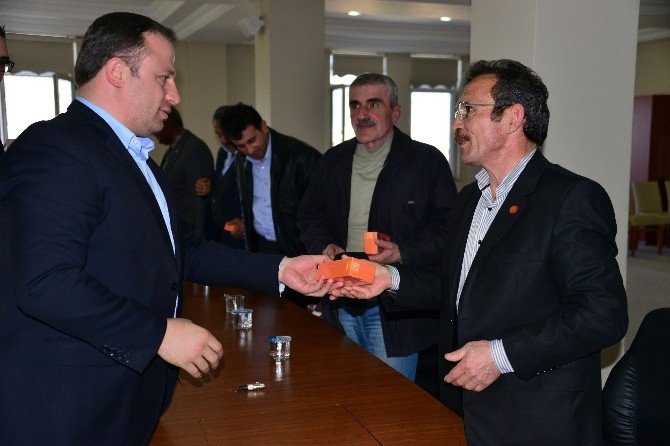 Erbaa Belediyesi Muhtarlara Telefon Hediye Etti