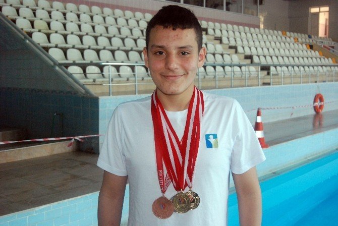 Yüzmeye 6 Yaşında Başlayan Genç Sporcu İlgisizlikten Şikayetçi