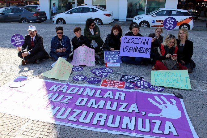 Chp’li Kadınlardan “Özgecan Yasası” İçin Oturma Eylemi