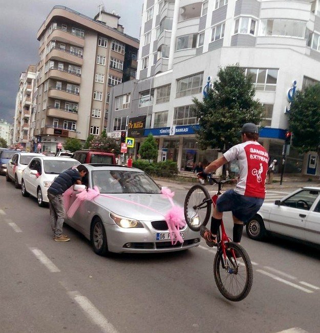 Akrobat Bisikletçinin Başı Cezalarla Dertte
