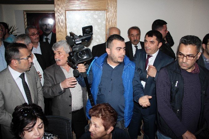 Chp’nin Basın Toplantısında Partili Krizi