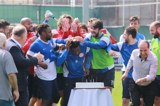 Dünya Yıldızı Eto’o’ya Renkli Doğum Günü Kutlaması