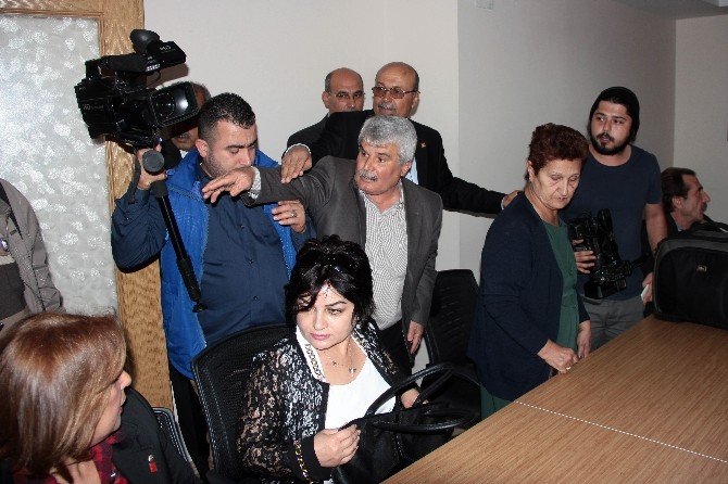 Chp’nin Basın Toplantısında Partili Krizi