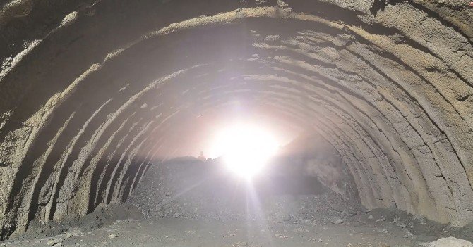Artvin-erzurum Karayolu’ndaki Oruçlu Ripaj Tüneli’nde Işık Göründü