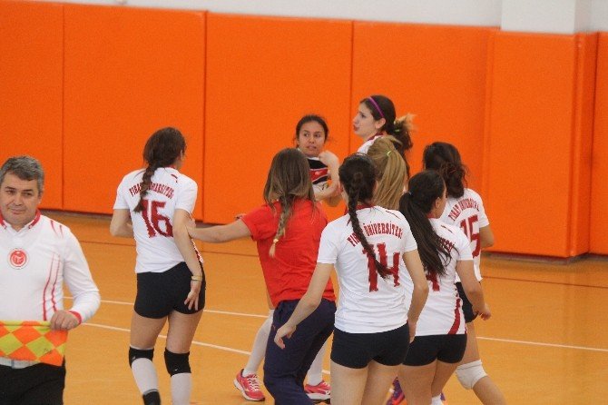 Bayan Voleybolcular Tekme Tokat Kavga Etti