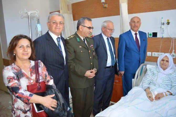 Hastanede Yatarak Tedavi Gören Şehit Annesine Anlamlı Ziyaret