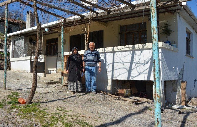 Heyelan Sebebiyle Evlerini Boşaltmak Zorunda Kalan Aile Yardım Bekliyor