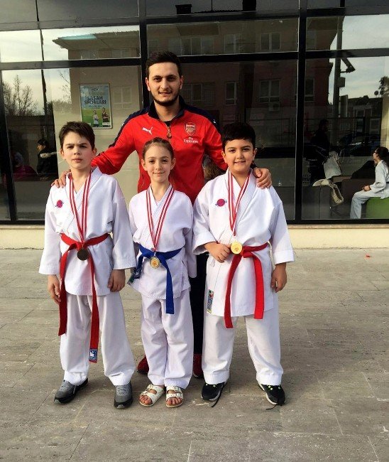 İhlas Koleji Sporcuları Madalyaları Topladı
