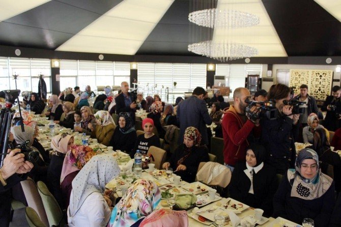 Bakan Bülent Tüfenkci, Ak Parti’li Kadınlarla Bir Araya Geldi