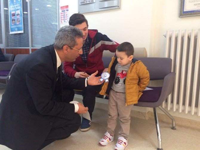 İğneden Korkmayan Çocuklara "Üstün Cesaret" Madalyası