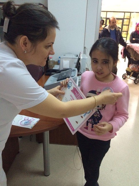 İğneden Korkmayan Çocuklara "Üstün Cesaret" Madalyası