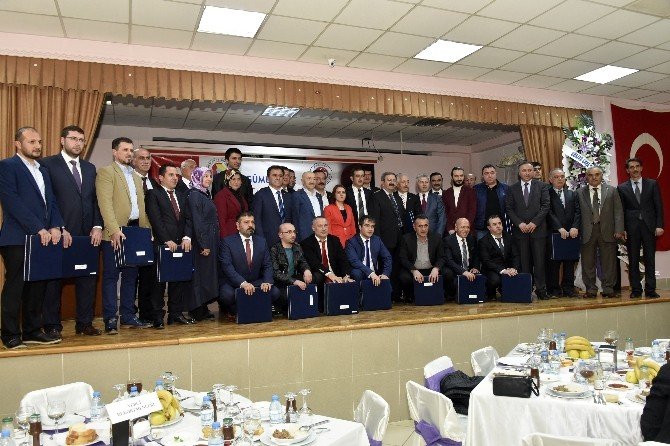 Gümüşhane’de Ekonominin Yıldızları Plaketlerini Aldı