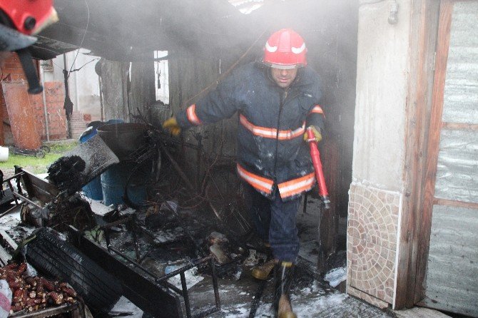 Akyazı’da Bir Evin Bahçesine Yıldırım Düştü