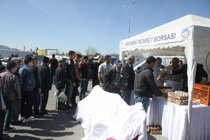 Kayseri Ticaret Borsası Tarım Fuarı’nda 5 Bin Sucuk Ekmek Dağıttı