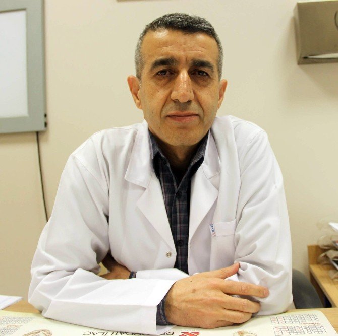 Uzun Süre Topuklu Ayakkabı Giyenlerde Kamburlaşma Tehlikesi