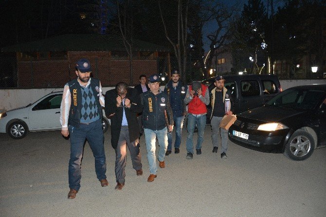 Atm’ye Kart Kopyalama Cihazı Yerleştiren Şahıslar Adliyede