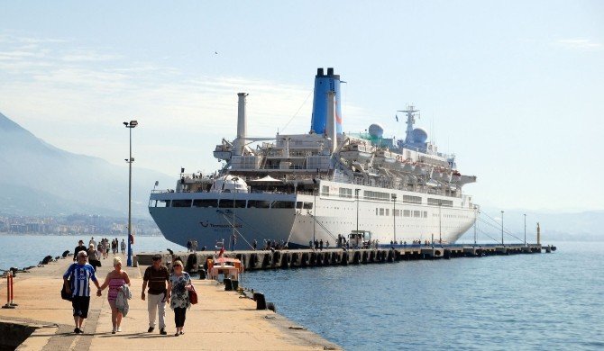 İngiliz Gemisi Bin 184 Turist, 496 Mürettebatıyla Alanya’da