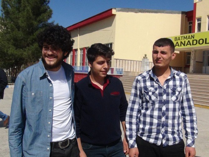 O Ses Türkiye Yarışmacısı Batmanlı Emrah’a, Sınav Çıkışında Büyük İlgi