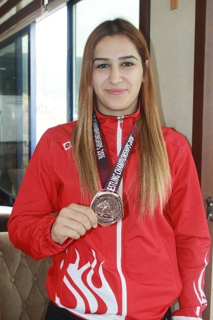 Buse, Gözünü Rio Olimpiyatlarına Çevirdi