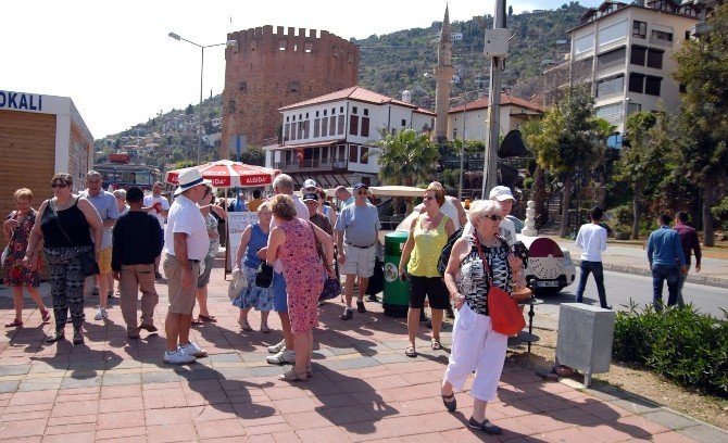 İngiliz Gemisi Bin 184 Turist, 496 Mürettebatıyla Alanya’da