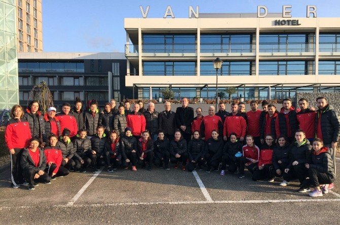 Hollanda’da Zirve Türkiye’nin