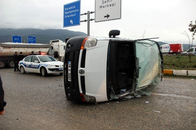 Tır’ın Çarptığı Öğrenci Servisi Devrildi: 16 Yaralı