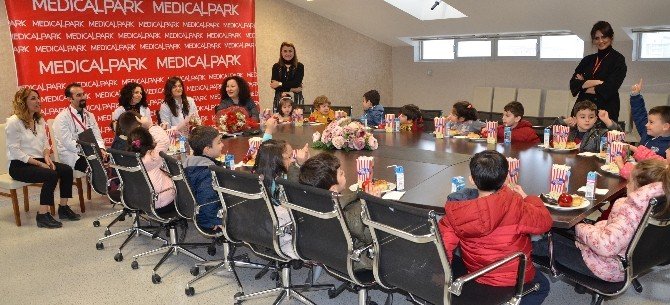 Minikler, Doktorların ‘Tıp Bayramı’nı Kutladı