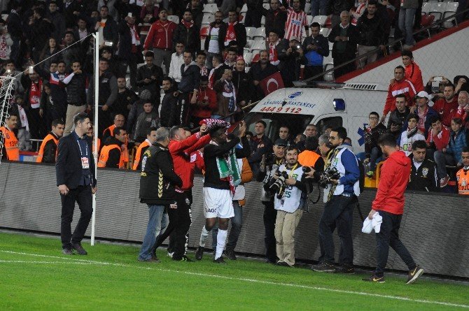 Eto’o’ya Bursa Taraftarı Sevgisi