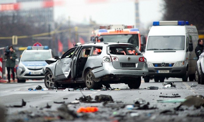 Berlin’de Bomba Yüklü Araç Patladı