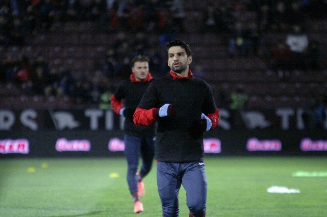 Trabzonspor Isınmaya Siyah Tişört İle Çıktı