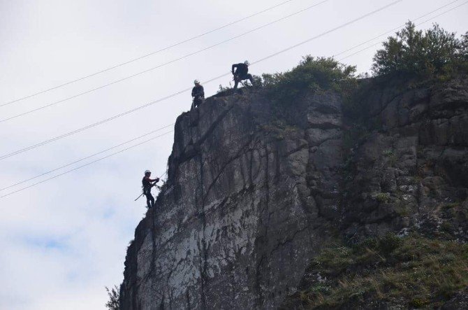 Dağcılardan Tehlikeli Kaya Temizliği