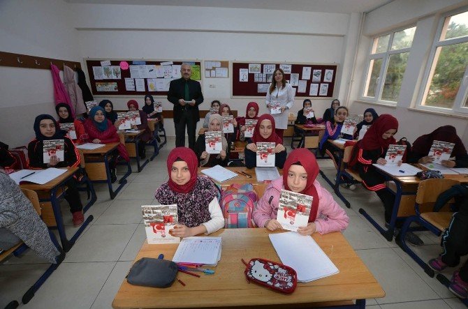 Belediyeden Öğrencilere “İki Destan” Kitapçığı