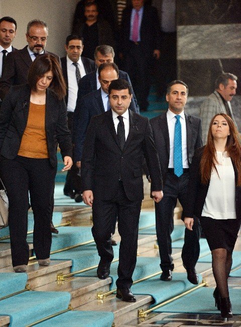 Demirtaş Ve Hdp’li Vekillerden Siyah Kurdeleli Tepki