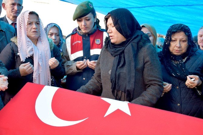 Ankara’daki Patlamada Hayatını Kaybeden Elif Gizem Akkaya Memleketi Giresun’da Toprağa Verildi